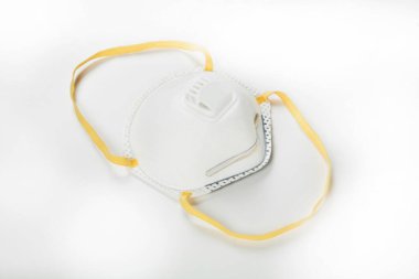 Beyaz arkaplanda tıbbi maskenin yakın plan görüntüsü