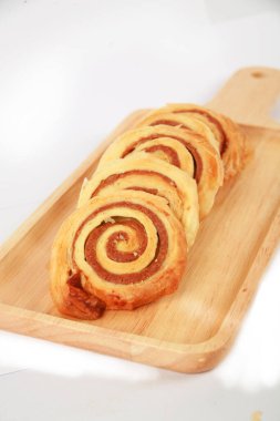 Beyaz arka planda taze pişmiş çörekler.