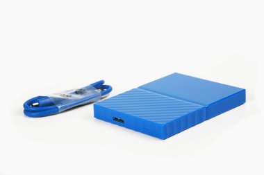 usb flash diski beyaz arkaplanda izole edildi 