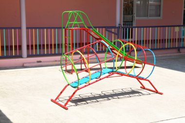 Şehir parkında çocuk parkı. 