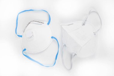 Beyaz arka planda tıbbi maskelerin yakın plan görüntüsü