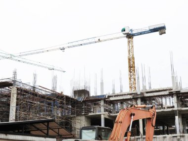 Vinçleri ve inşaatı olan inşaat alanı