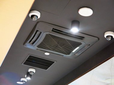 Modern bir binanın içinde.