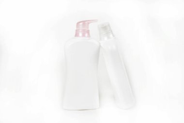 Beyaz arkaplanda izole edilmiş kozmetik şişeler 