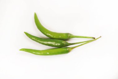 Beyaz arkaplanda yeşil biber izole edilmiş.. 