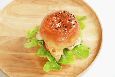 Peynirli ve marullu burger, yakın plan.