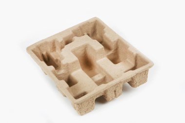 Beyaz arkaplanda karton kutunun yakın plan görüntüsü