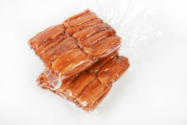 Beyaz arka planda nefis tütsülenmiş Asya yemekleri.