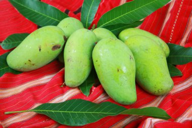 Taze mango meyveleri, yakın görüş.