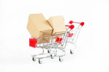 Beyaz arka planda kutuları olan alışveriş arabaları 