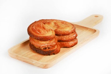 Beyaz arka planda taze pişmiş tatlı çörekler. 