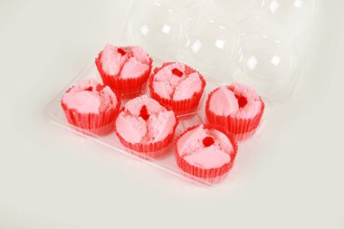 Beyaz arka planda taze marşmelovlara yakın durun. 