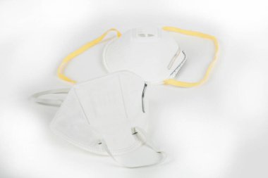 Beyaz arka planda tıbbi maskelerin yakın plan görüntüsü