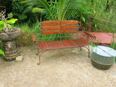 Bahçedeki ahşap bankta