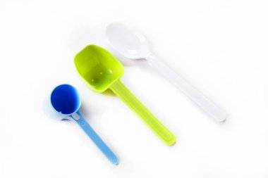 beyaz zemin üzerine plastik kaşık