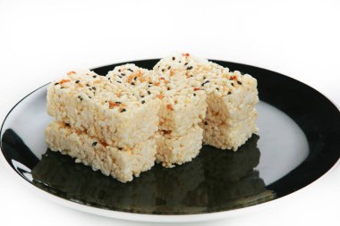 Beyaz arka planda pirinçli lezzetli taze yemek. 