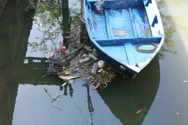 Teich Mit Wasser Schwimmendem Müll — Stockfoto