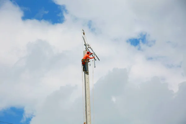 Construction Worker Electricity Pole Blue Sky Background — Fotografia de Stock