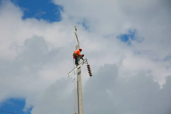 Construction Worker Electricity Pole Blue Sky Background — Stockfoto