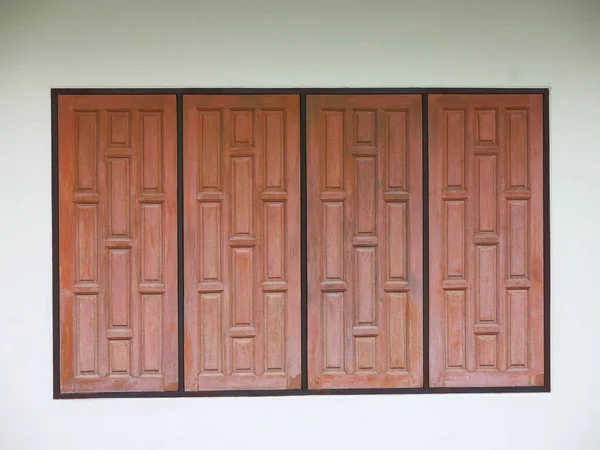 Beyaz duvarlı ahşap kapılar