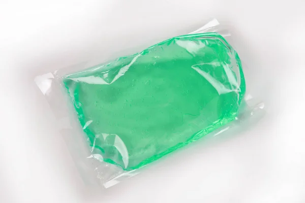 Beyaz Arkaplanı Olan Yeşil Plastik Çanta — Stok fotoğraf