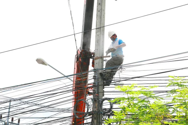 Electricity Worker Climbing Tower — Stockfoto