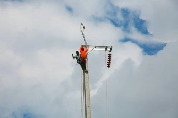 Construction Worker Electricity Pole Blue Sky Background — Photo