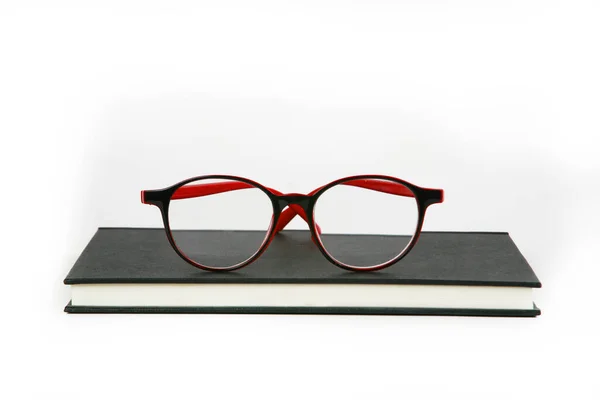 白を基調としたメガネとノート — ストック写真