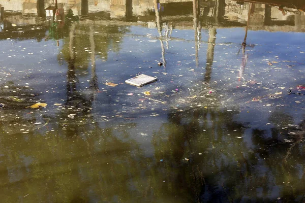 Suda Yüzen Çöplerle Dolu Bir Gölet — Stok fotoğraf
