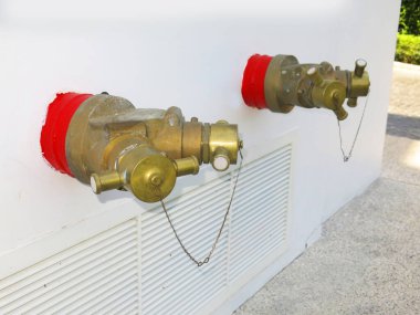 Duvarda kırmızı yangın muslukları var. 