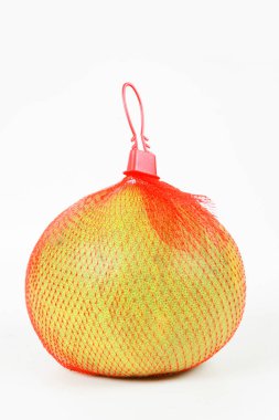 Beyaz arka planda taze olgun meyve