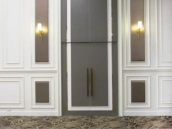 Modern bir apartmanın içinde. 