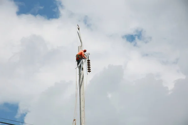 Construction Worker Electricity Pole Blue Sky Background — Photo