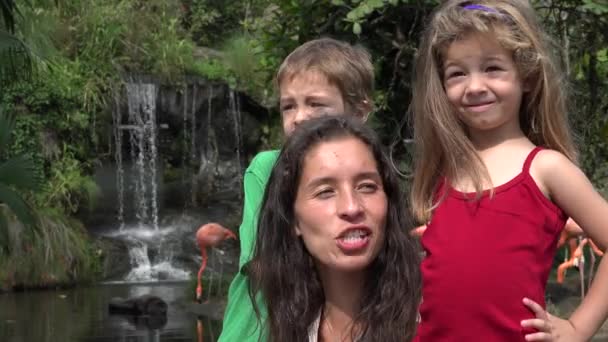 Happy Single moeder met kinderen — Stockvideo