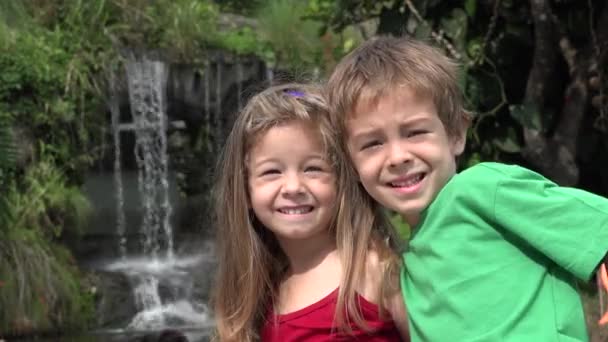 Feliz niño y niña hermanos pequeños — Vídeos de Stock