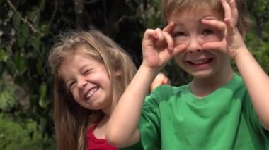 Küçük çocuklar komik surat