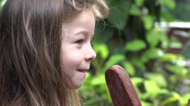 Yürümeye başlayan çocuk kız dondurma yeme