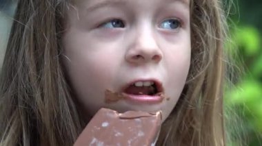 Yürümeye başlayan çocuk kız yeme çikolata dondurma