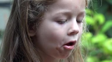 Yürümeye başlayan çocuk kız dondurma yeme