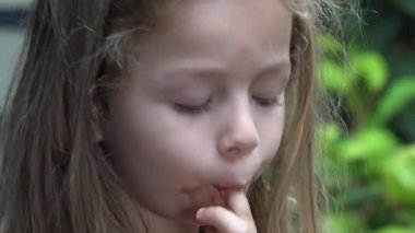 Kirli yüzü ile yürümeye başlayan çocuk kız