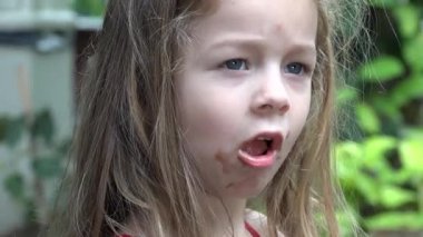 Yürümeye başlayan çocuk kız yeme çikolata