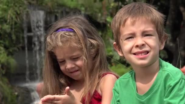 Entzückendes Kleinkind Bruder und Schwester — Stockvideo