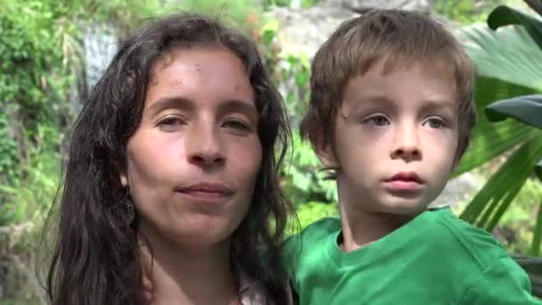 Samotna matka i syn — Wideo stockowe