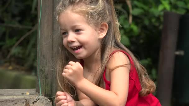 Tout-petit fille avoir amusant — Video