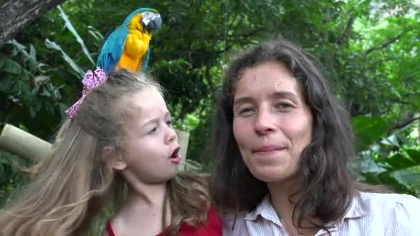 Mamá e hija en el zoológico — Vídeo de stock