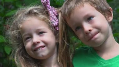 Kardeşim ve kız kardeşim gülümsüyor.