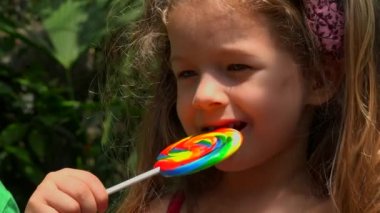 Lolipop ile kadın yürümeye başlayan çocuk