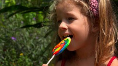 Lolipop kızla yürümeye başlayan çocuk