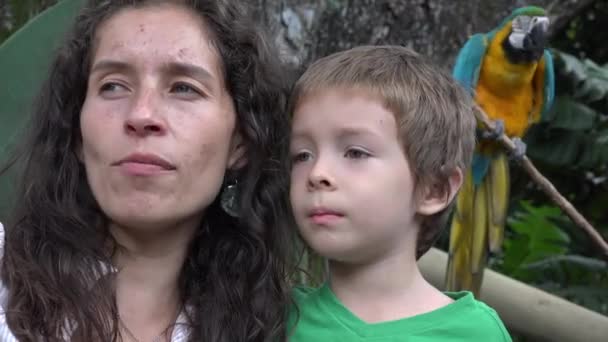 Madre e hijo en el zoológico — Vídeo de stock