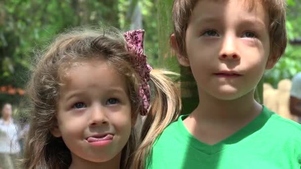 Kisgyermek testvérpár — Stock videók